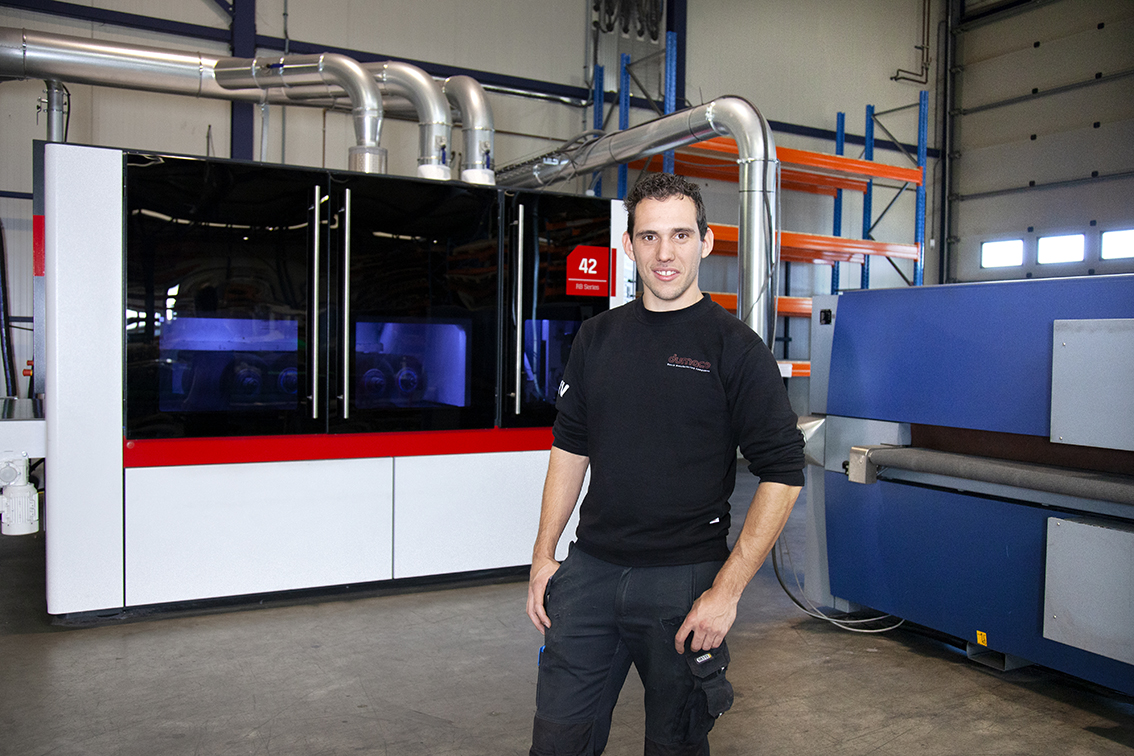 Operator lasersnijmachine Ruben bij de schuurmachine